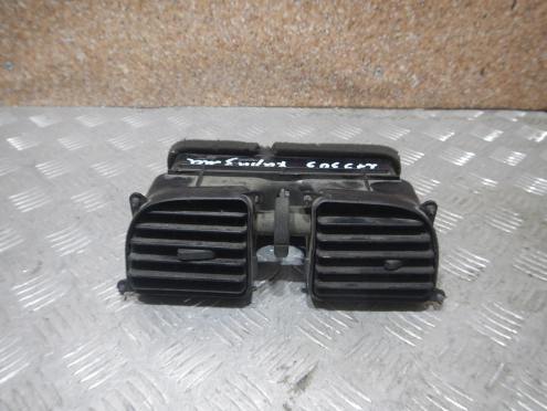 Фотография Воздуховод центральной консоли Mitsubishi (Мицубиси)-Каризма