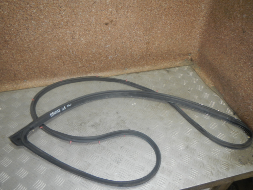 Фотография Уплотнитель двери передней левой, Toyota (Тойота)-IST (01-07)